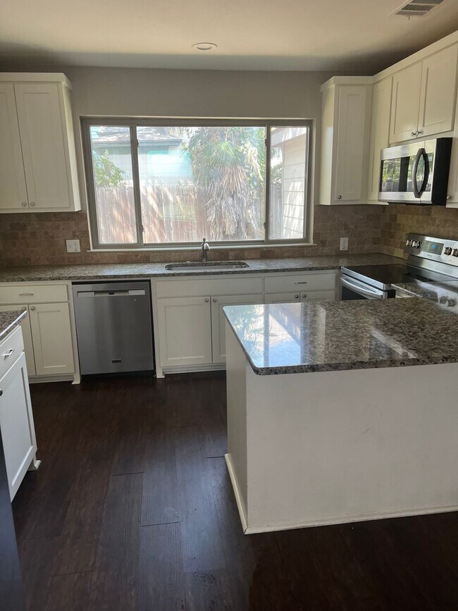 Building Photo - Charming 3 Bedroom/3 Bath Near TCU