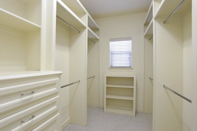 Building Photo - 2822 Helena St