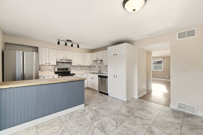 Building Photo - Charming 3 Bedroom Townhomes at Rockrimmon