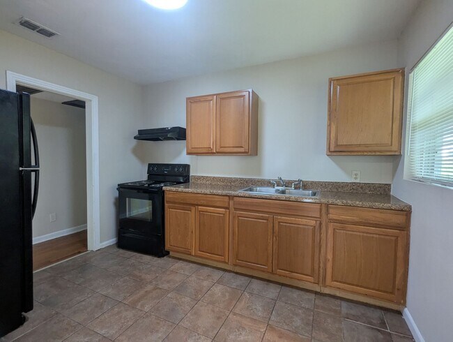 Building Photo - Great 3 Bedroom 1 Bath in convenient locat...