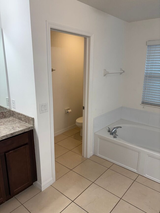 Building Photo - IMMEDIATE OCCUPANCY !!! LARGE// 5 Bedroom ...