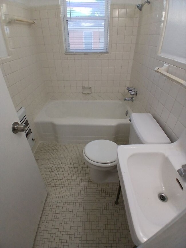 Building Photo - Avon 3019-3021