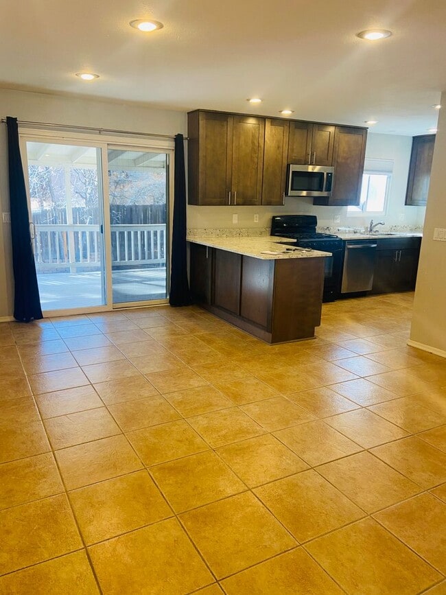 Building Photo - 4-Bedroom Home in Swiss Manor | Mountain Views + Huge Deck