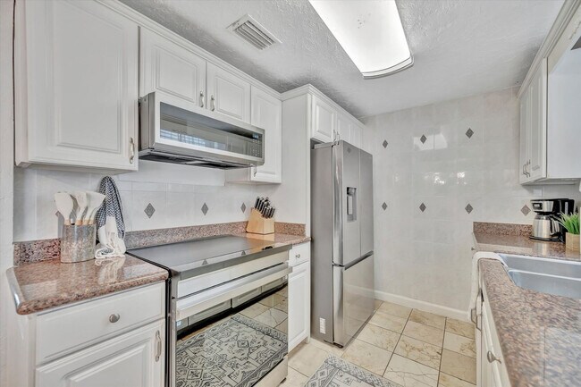 Building Photo - 483 E Shore Dr