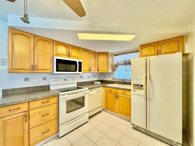 Building Photo - 3131 Roxbury Dr