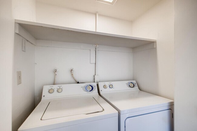 Building Photo - Near Summerlin, Gated Community w/ tons of amenities - Amazing Condo!