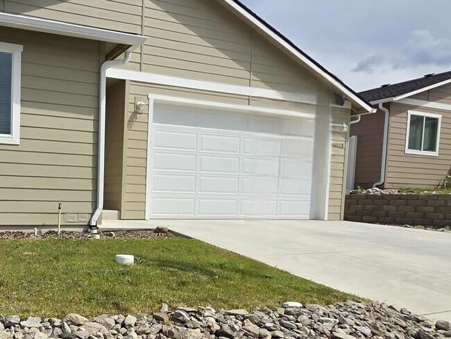 Building Photo - Amazing Brand New Home with 3 Bedrooms & 2...