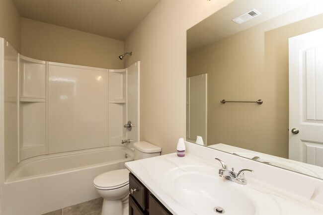 Building Photo - 207 Comet Ct