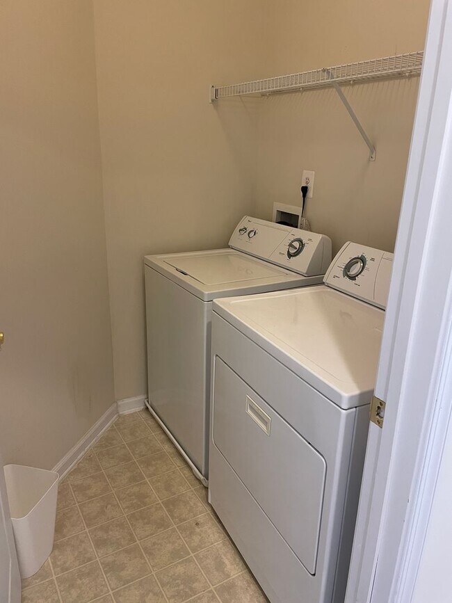 Building Photo - Stunning Light-Filled 3 Bed 2/2 Bath Townhome In Sought After Brambleton