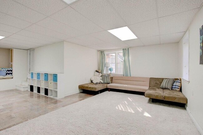 Building Photo - 16 Knoll Rd