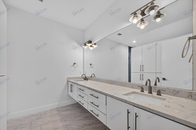Building Photo - 4413 Roseland Ave