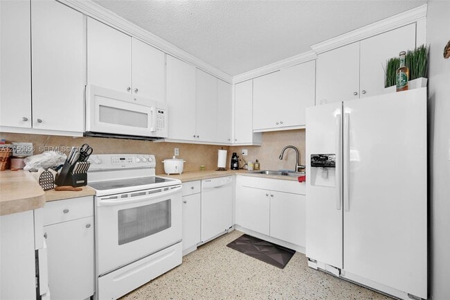 Building Photo - 9720 SW 37th Terrace