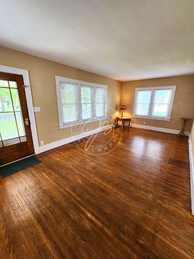 Building Photo - Charming 3-Bedroom Home with Spacious Rooms, Garage & Appliances Included!
