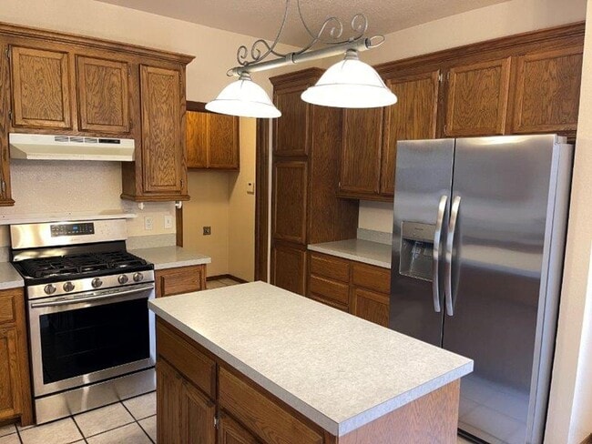 Building Photo - New Paint! 3 beds, 2 full baths, 2 car garage home for rent in S. OKC and Moore schools!