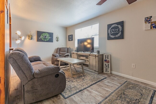 Building Photo - Super cute updated home!