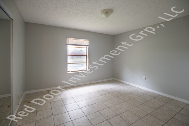 Building Photo - Spacious 3/1 Duplex with Laundry Room