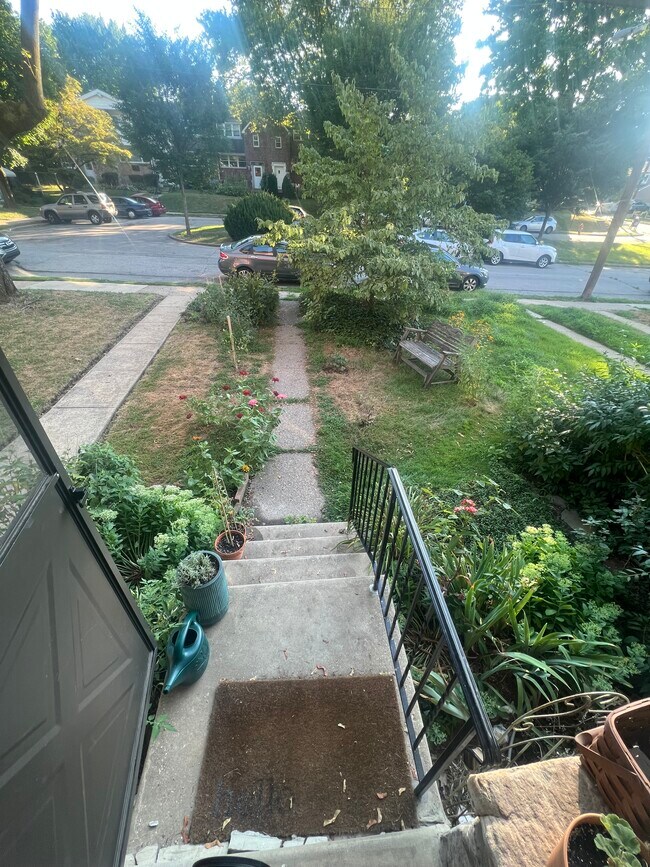 Front Entrance / Street Parking - 5412 Hermit Ter