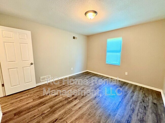 Building Photo - 513 N Troost St