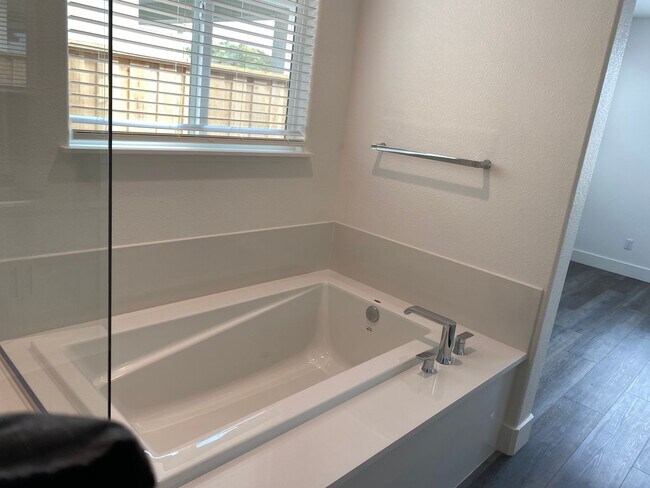 Building Photo - 3 Bed + Bonus Room/2.5 Bath - Solar – Near SSU