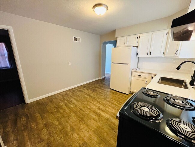 Building Photo - Adorable 3 bedroom 1 bath home!   Close to...