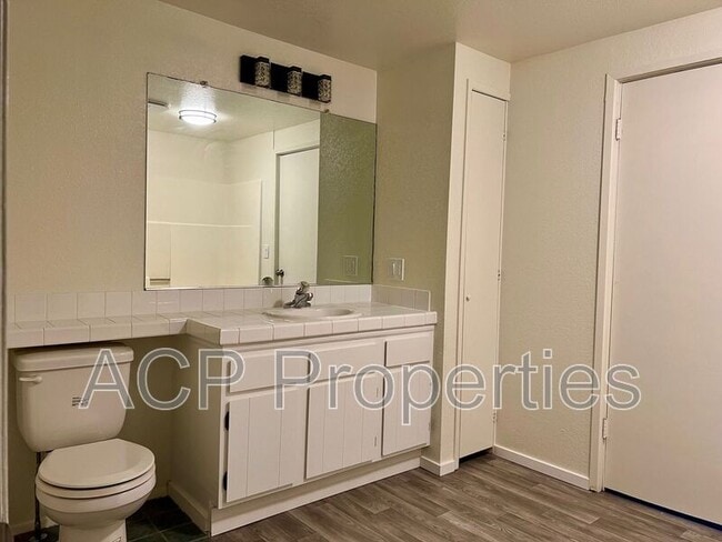 Building Photo - 1585 E Badger Rd