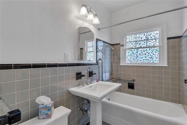 Building Photo - 316 18th Ave NE