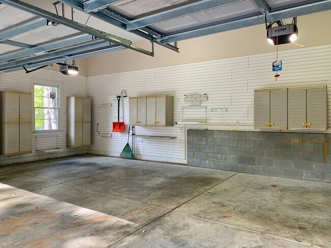 Building Photo - AMAZING Luxurious Residence, Near Educational Facilities, With Upscale Amenities!