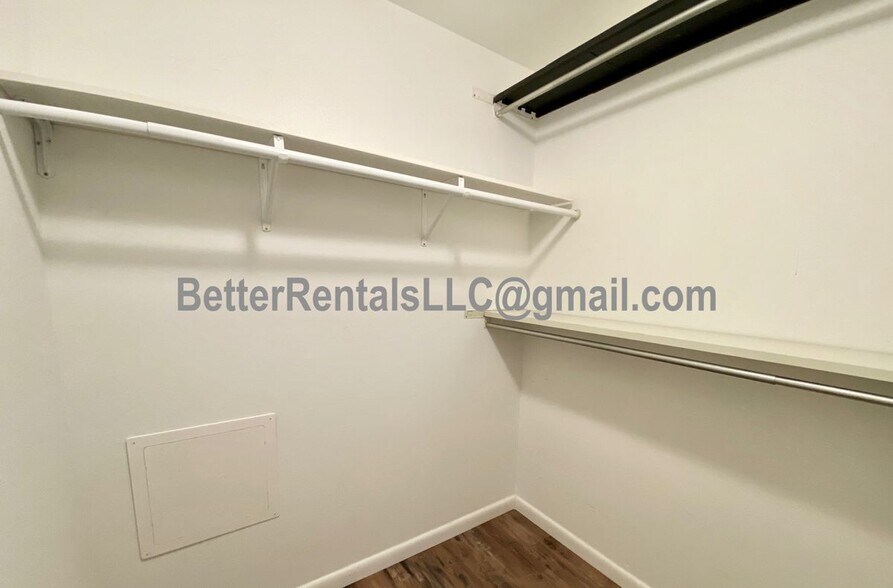 Building Photo - 636 Irish Dr