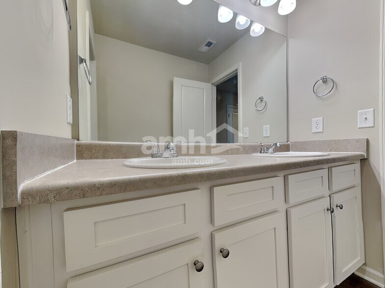 Building Photo - 30 Pratt Dr