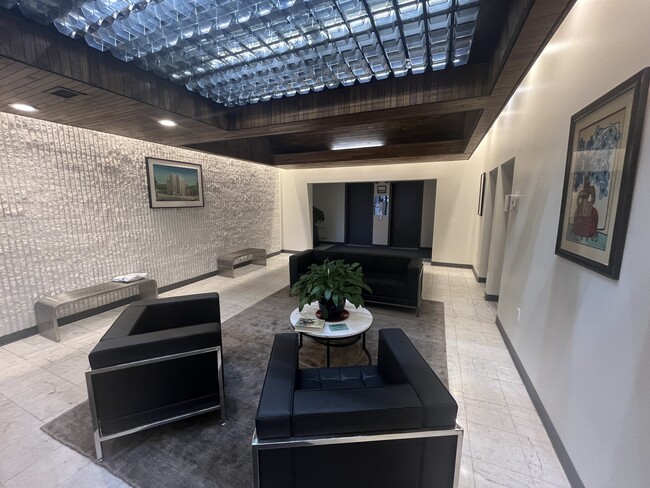 Lobby with doorman/mail room - 550 Clay Ave