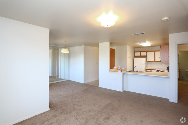 2BR, 2BA - 1009SF - Living Area - Apache Trace Apartments