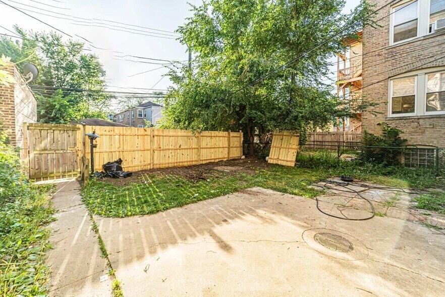 Building Photo - 7530 N Oakley Ave