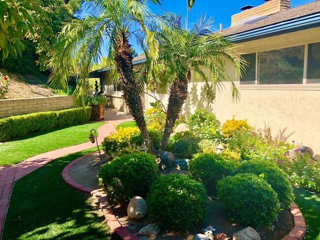 Building Photo - Beautiful Custom Home in Fallbrook, just m...