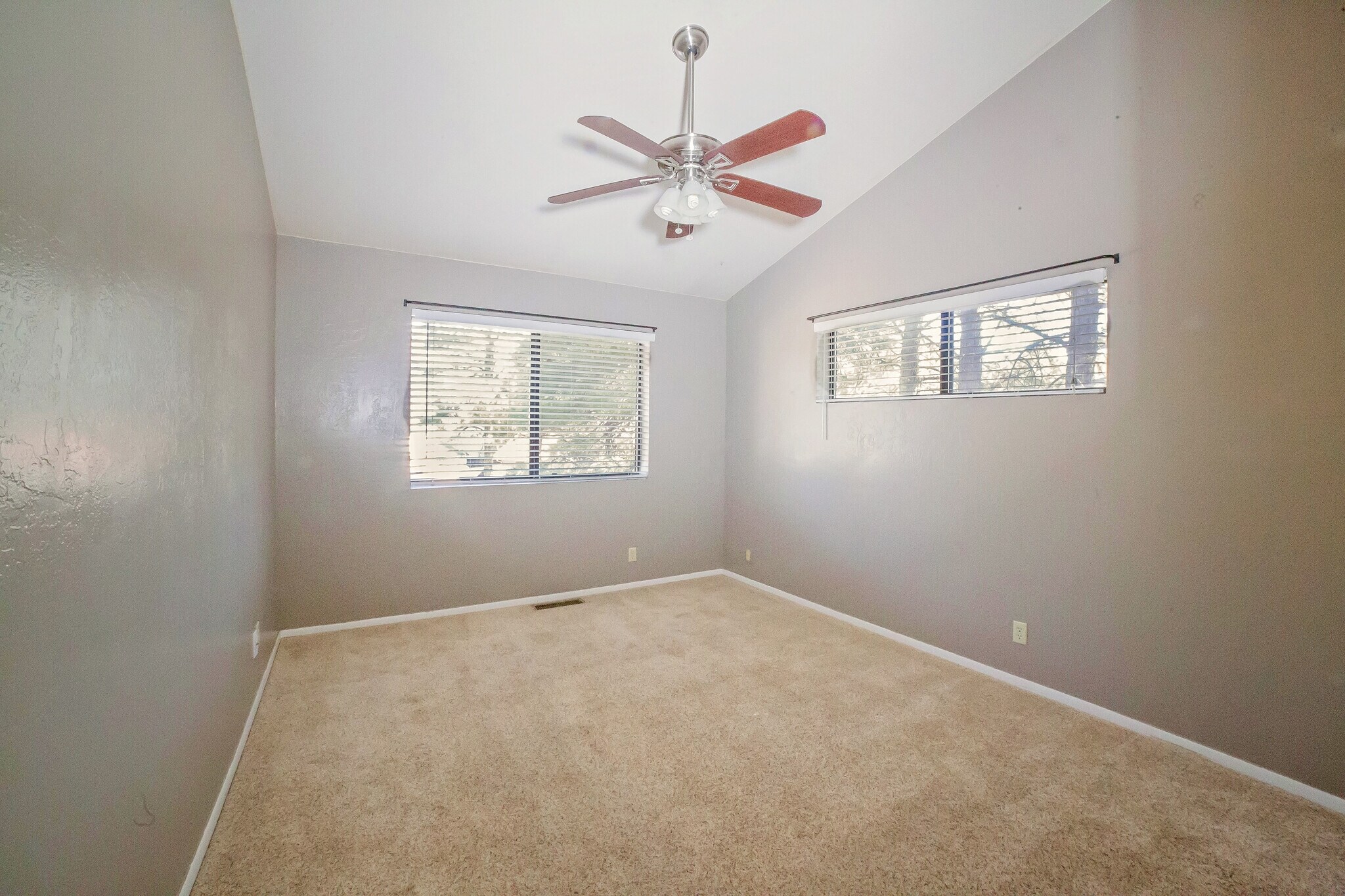 Building Photo - 2562 N Fox Run Dr