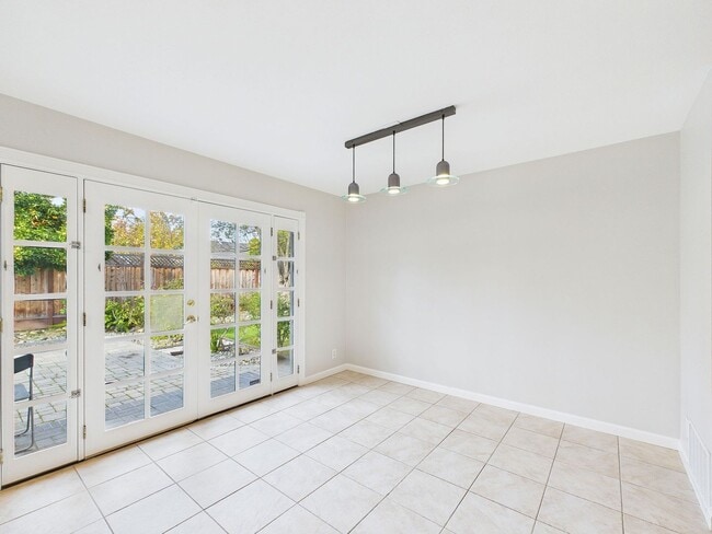 Building Photo - Stunning Turnkey Home in Cambrian!