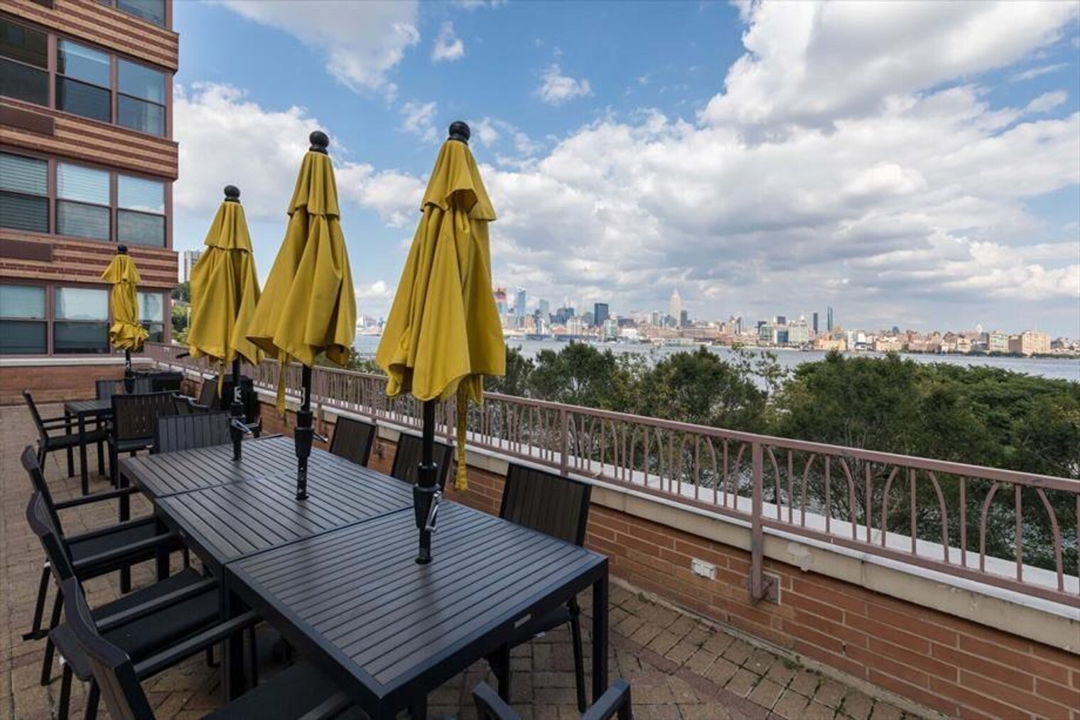 Building Photo - 330 River St