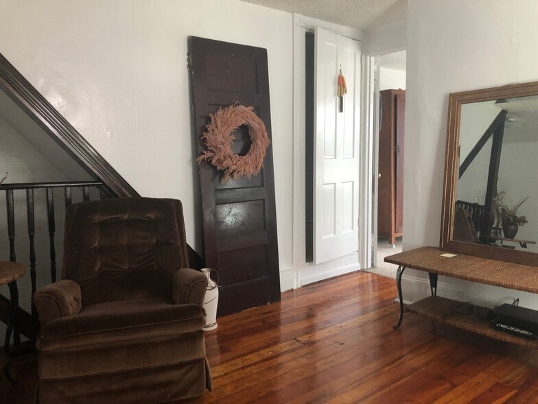 living area - 895 Old Wilmington Rd
