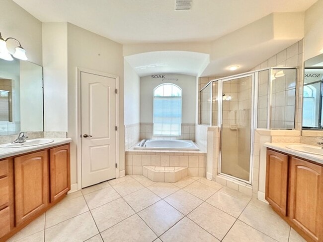 Building Photo - 4 Bedroom / 2 Bath Home in Royal Trails