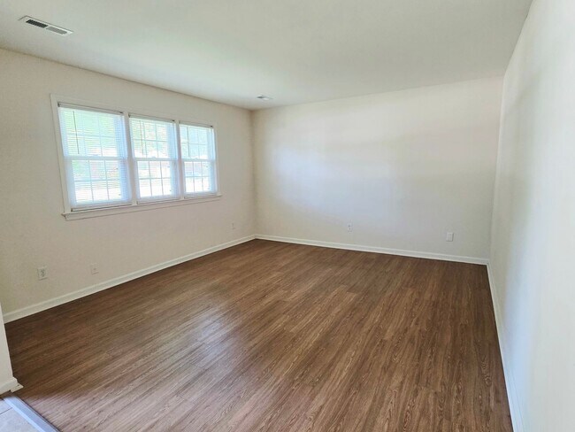 Building Photo - 4 Bed House Ready For a New Tenant