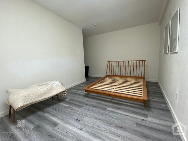 Building Photo - Updated 2BD/1BA Live/Work Loft-Style Apart...