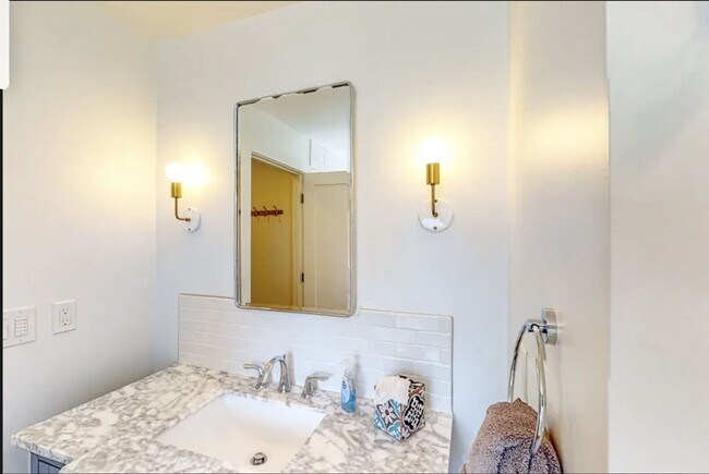 Building Photo - $2,700 - All Utilities Included Modern ADU with Two Bedrooms Townhouse Ready For Lease!