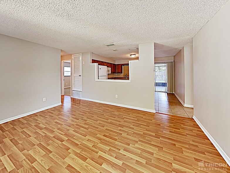 Building Photo - 402 E Clay Ave