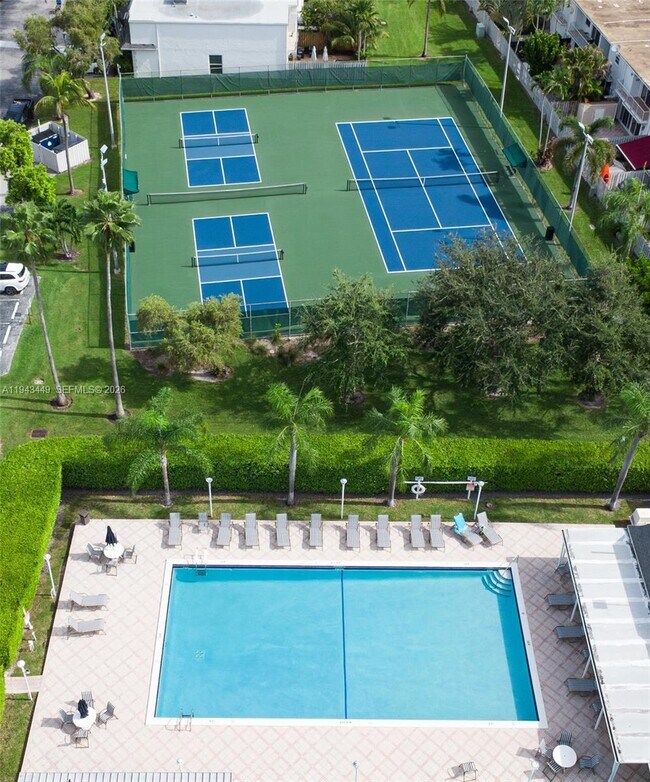 Building Photo - 808 NE 27th Ave