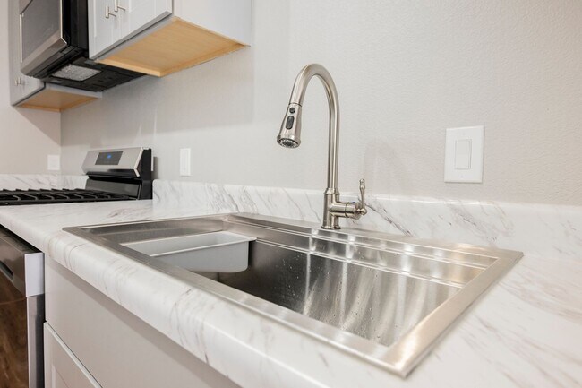 Building Photo - Fully Remodeled 3-Bedroom Townhome