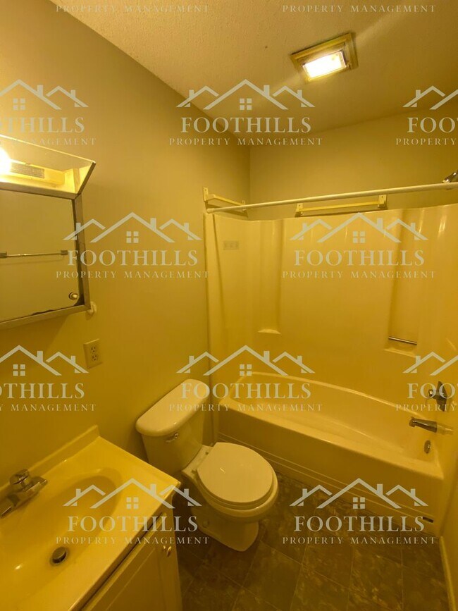 Building Photo - 2 Bedroom Duplex off Whitehall Rd