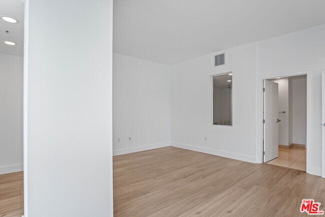 Building Photo - 13700 Marina Pointe Dr