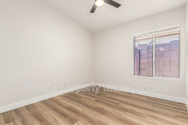 Building Photo - 2252 E Ross Ave