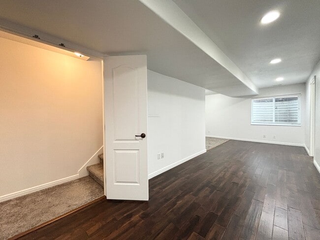Building Photo - Beautiful Draper Townhome at Bella Monte!