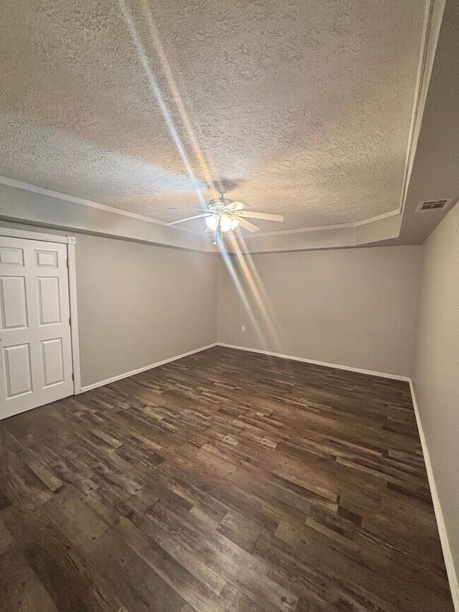 Building Photo - Newly Updated 4bd/3bth in Seymour!