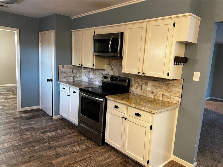 Building Photo - 835 Chatwood Dr